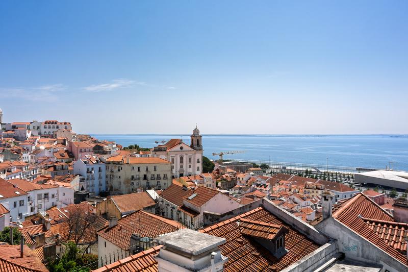 Telhados de Alfama com o Tejo ao fundo, em Lisboa