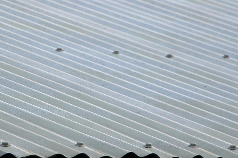 Cobertura de chapas onduladas de fibrocimento cinzento