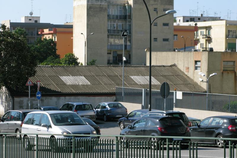 Telhado de duas águas em fibrocimento ondulado num edifício antigo