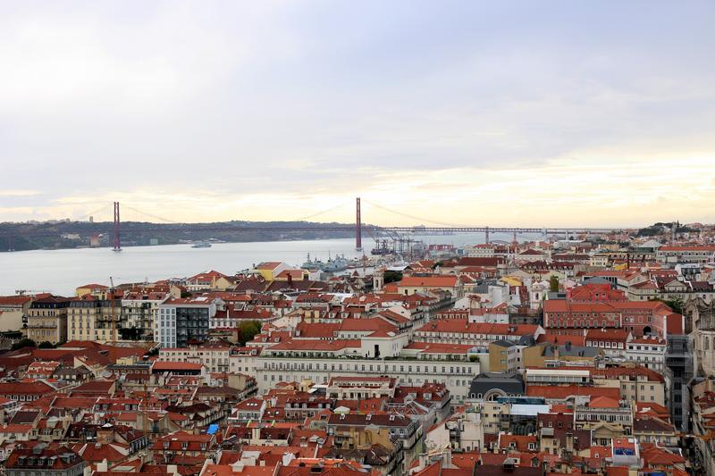 Telhados de Lisboa com a Ponte 25 de Abril ao fundo